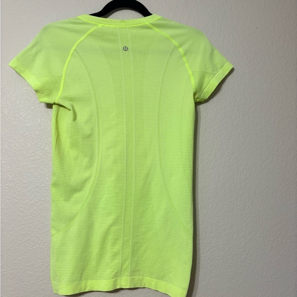 Lululemon Swiftly Tech Gym, Activewear Short Sleeve Crew Lucid Lime. Size 6 - Picture 5 of 11